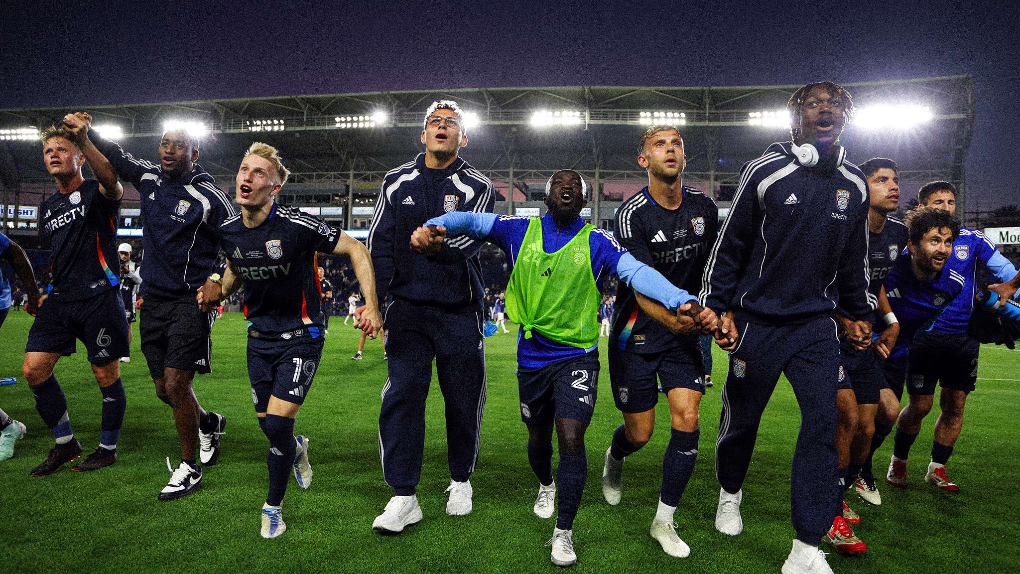 虽然他在英 虽然他在英